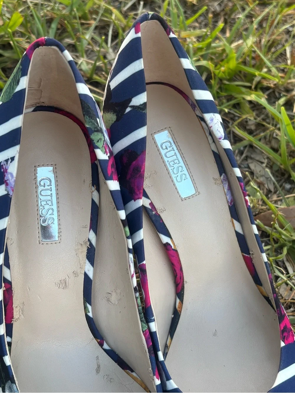 Floral Guess Gweloy2 pointed-toe pumps are a Women size 8.5M
